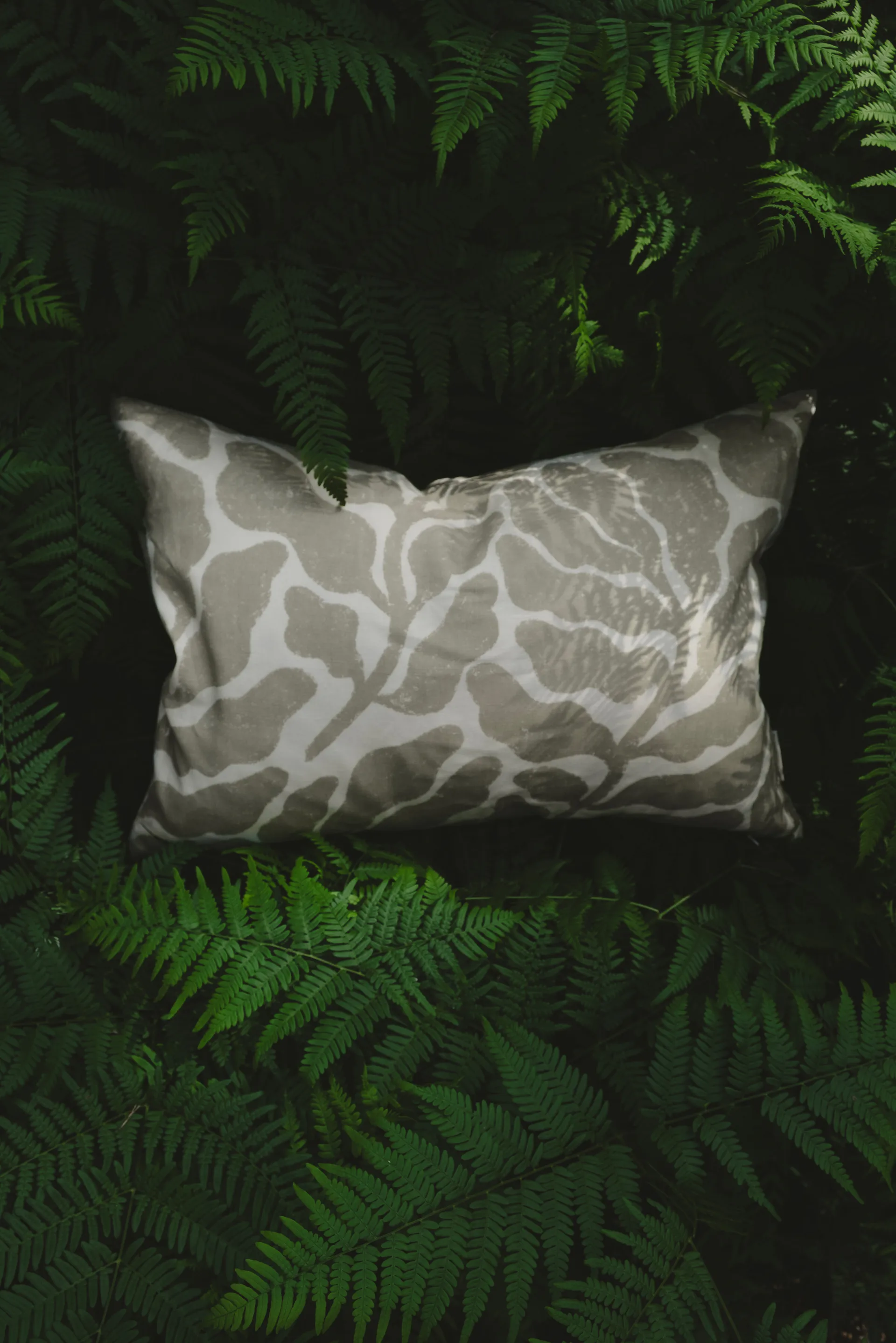 Leaves kuddfodral 48x68 cm, Sand Fine Little Day