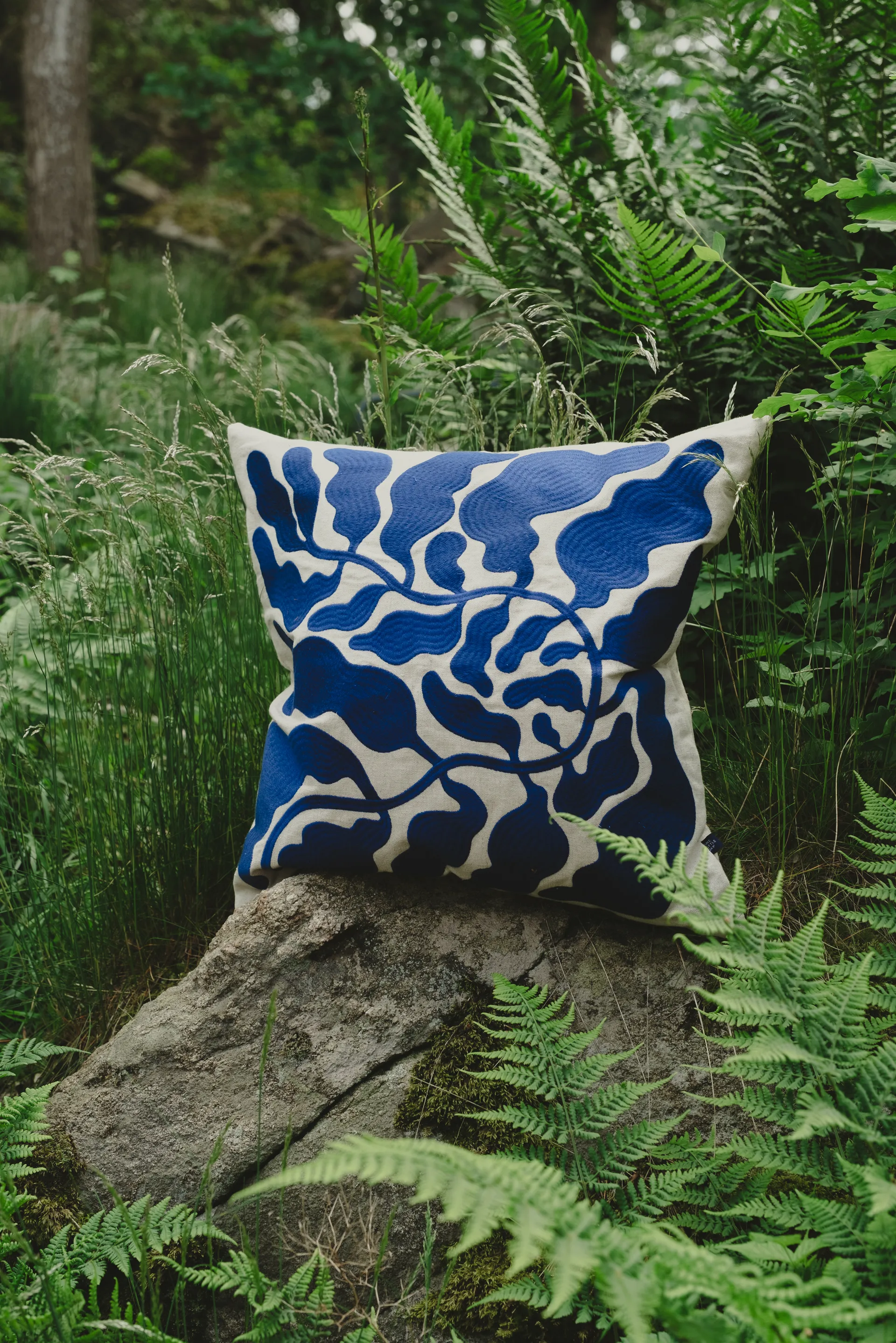Leaves kuddfodral broderat 48x48 cm, Blue Fine Little Day