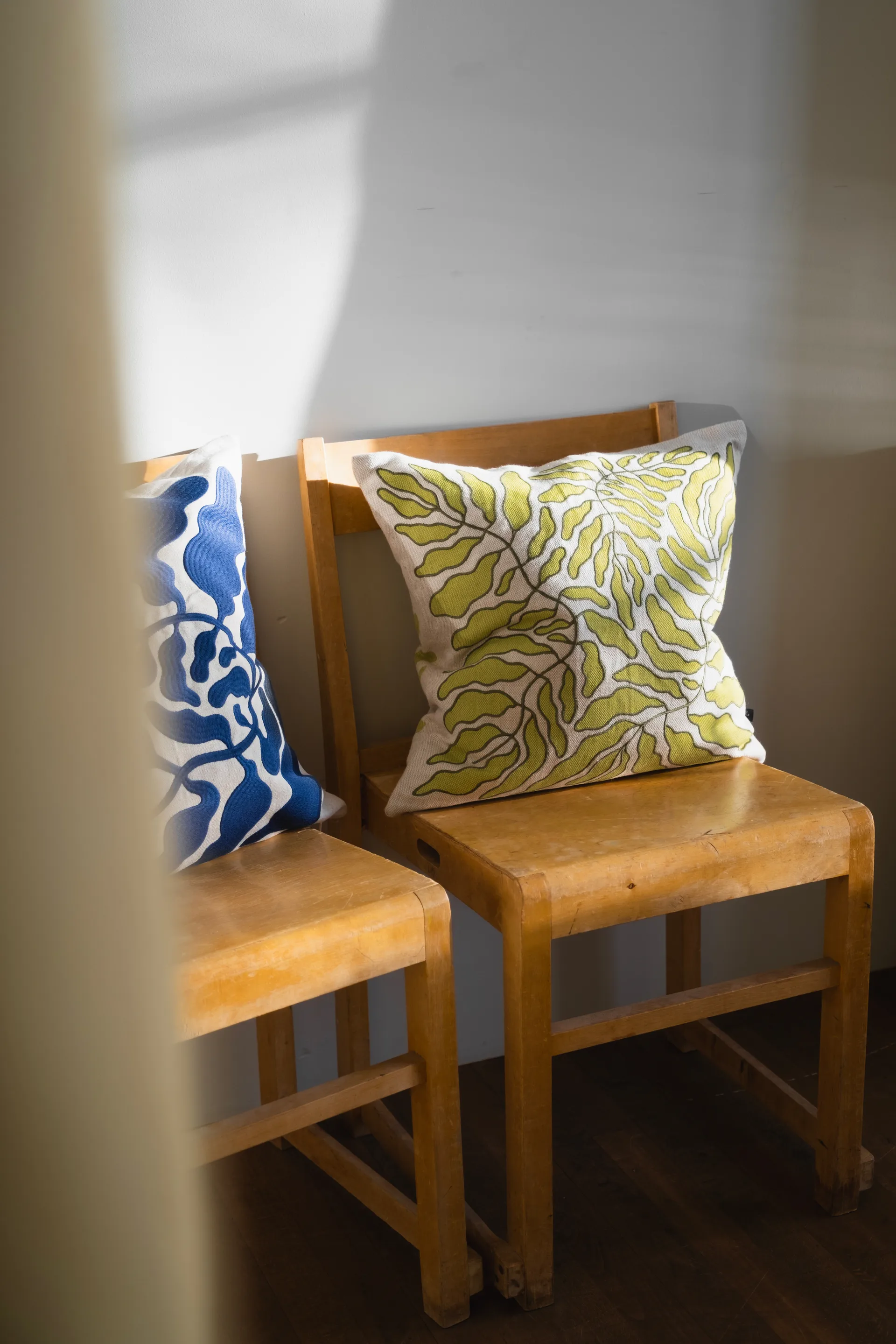 Leaves kuddfodral broderat 48x48 cm, Lime-nature Fine Little Day