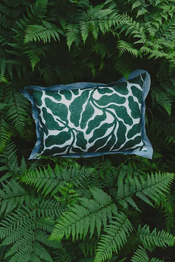 Leaves kuddfodral konstraterande vinge 48x68 cm - Green-blue - Fine Little Day