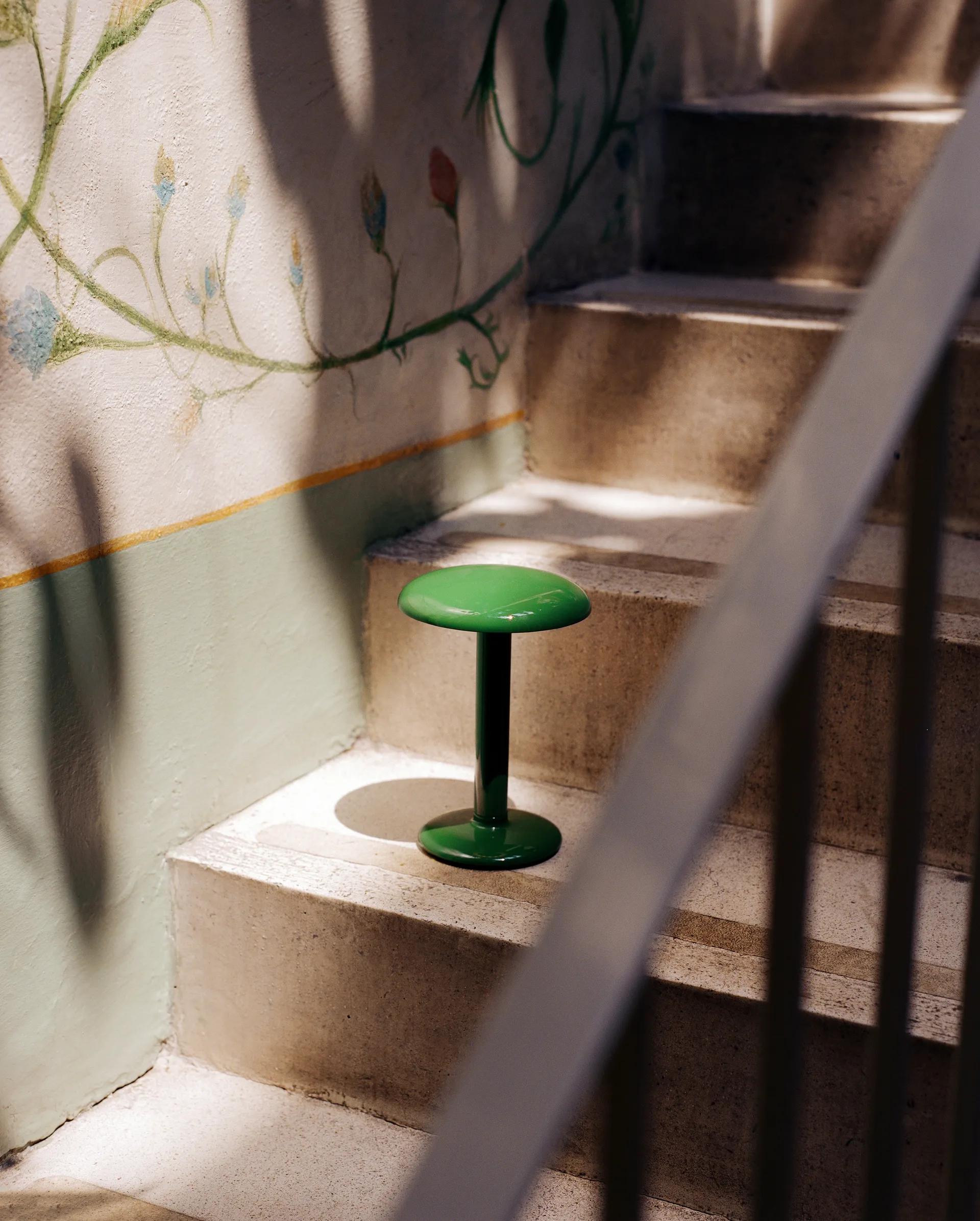 Gustave Residential bordslampa portabel, Lacquered green Flos