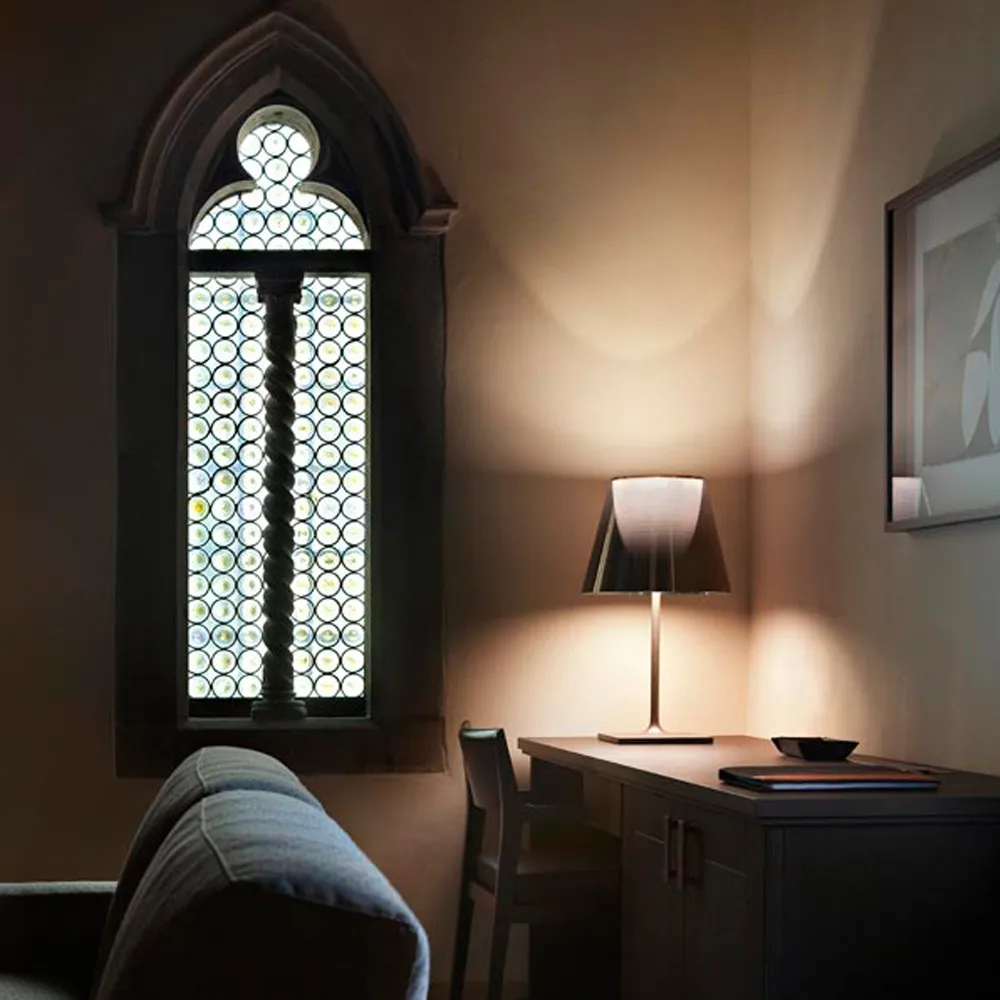 KTribe T2 bordslampa, Aluminium-textilskärm Flos