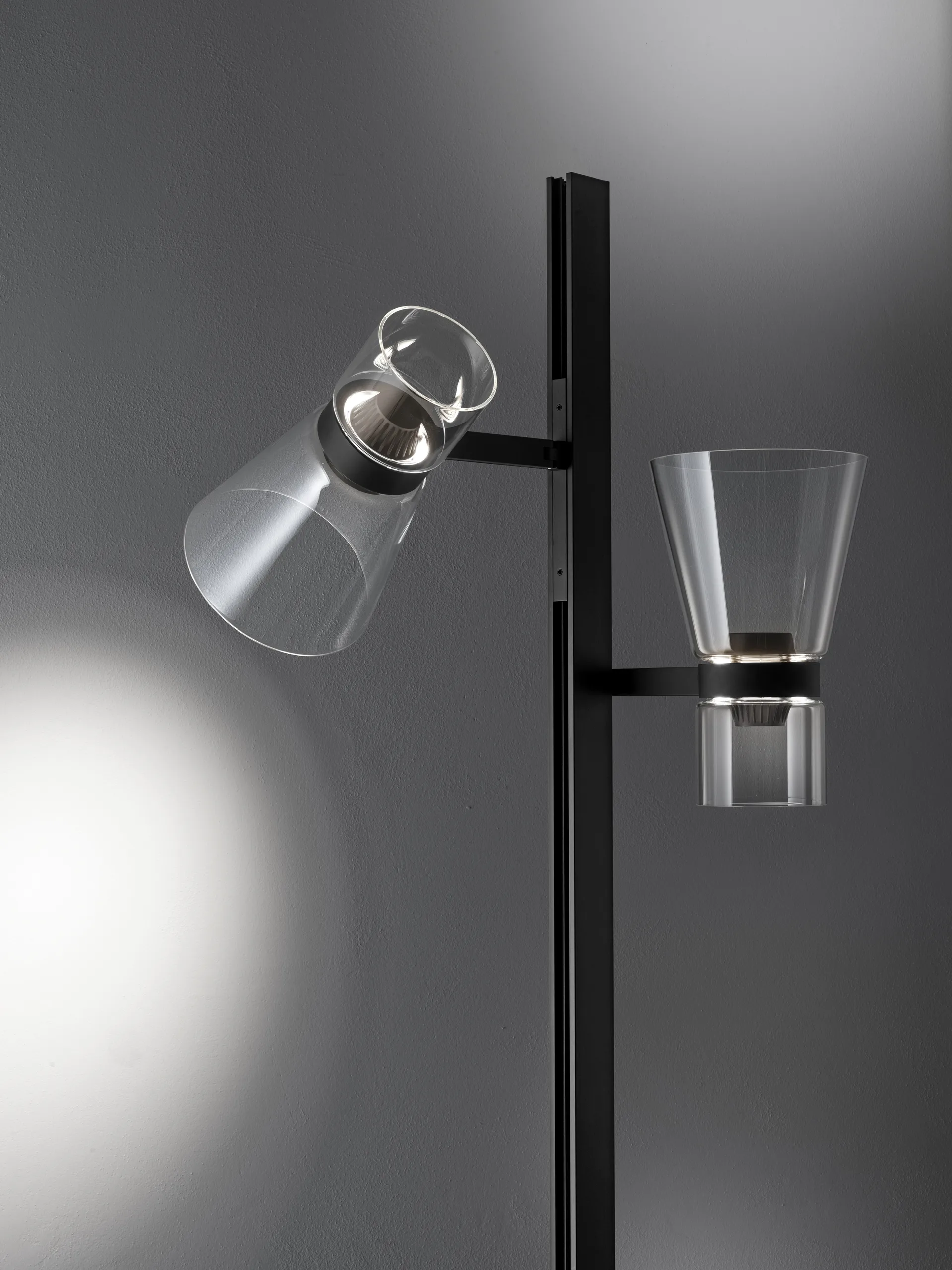 Nocturne F2 cone golvlampa - Svart Flos