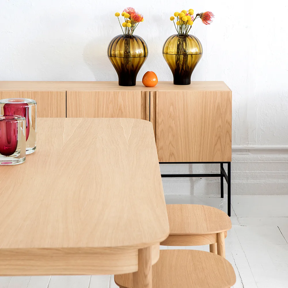 Boss sideboard, Lackad ek-3 dörrar-stenskiva-ek Fogia