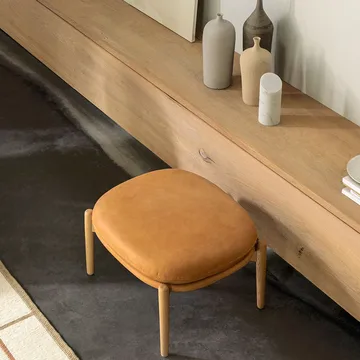 Embrace ottoman ekben - tyg Barnum pine 9 , lackad - Fogia
