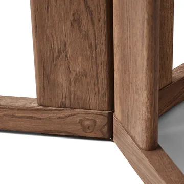 Trefoil matbord Ø75 cm - Rökt ek - Form & Refine