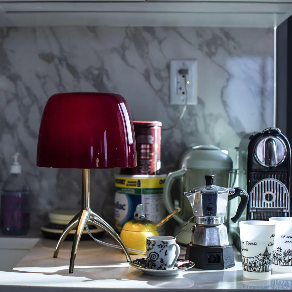 Lumiere Piccola Dimbar bordslampa, Vit skärm-champagnefärgad fot Foscarini