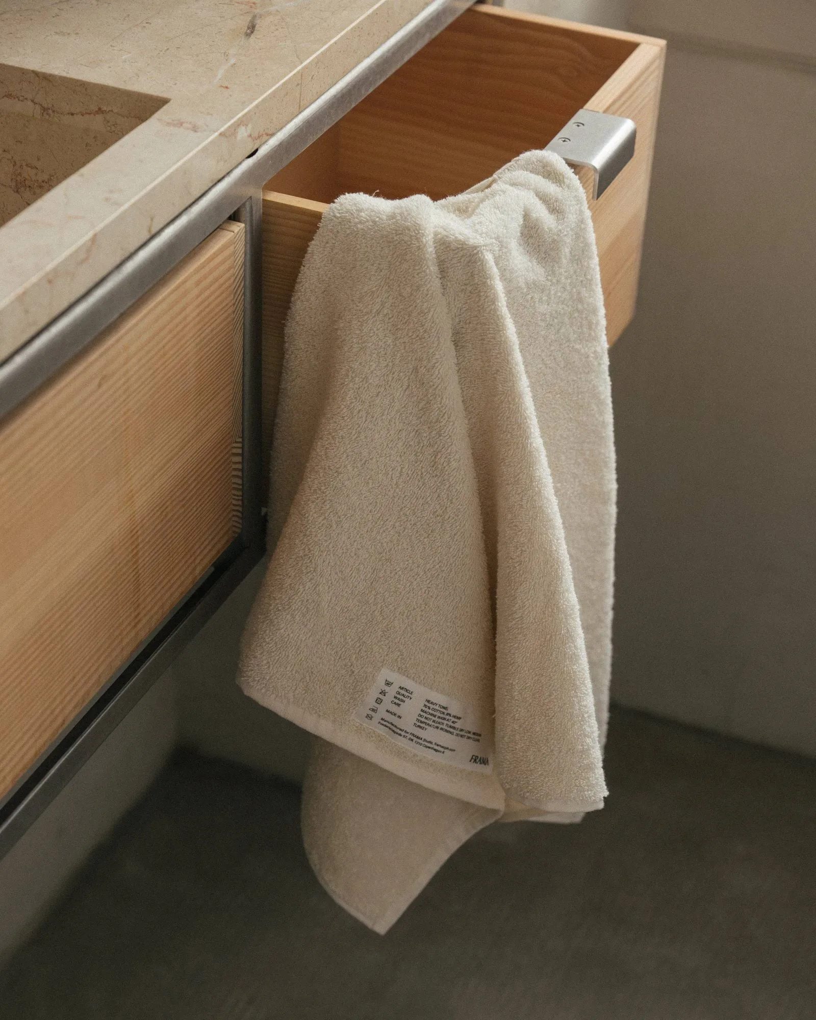 Heavy Towel badhandduk 140x70 cm, Bone white (vit) FRAMA