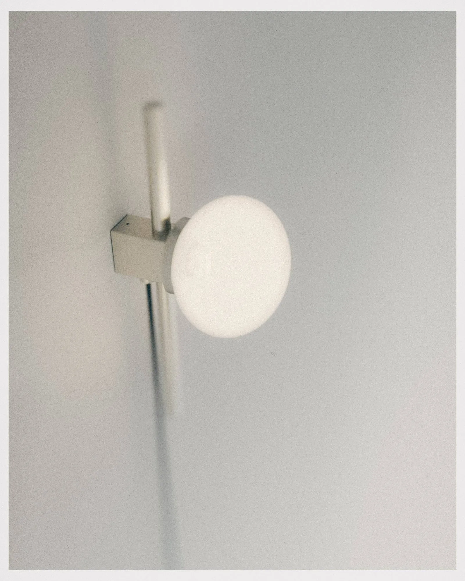 Ovoid Single vägglampa, Rostfritt stål-opalglas FRAMA