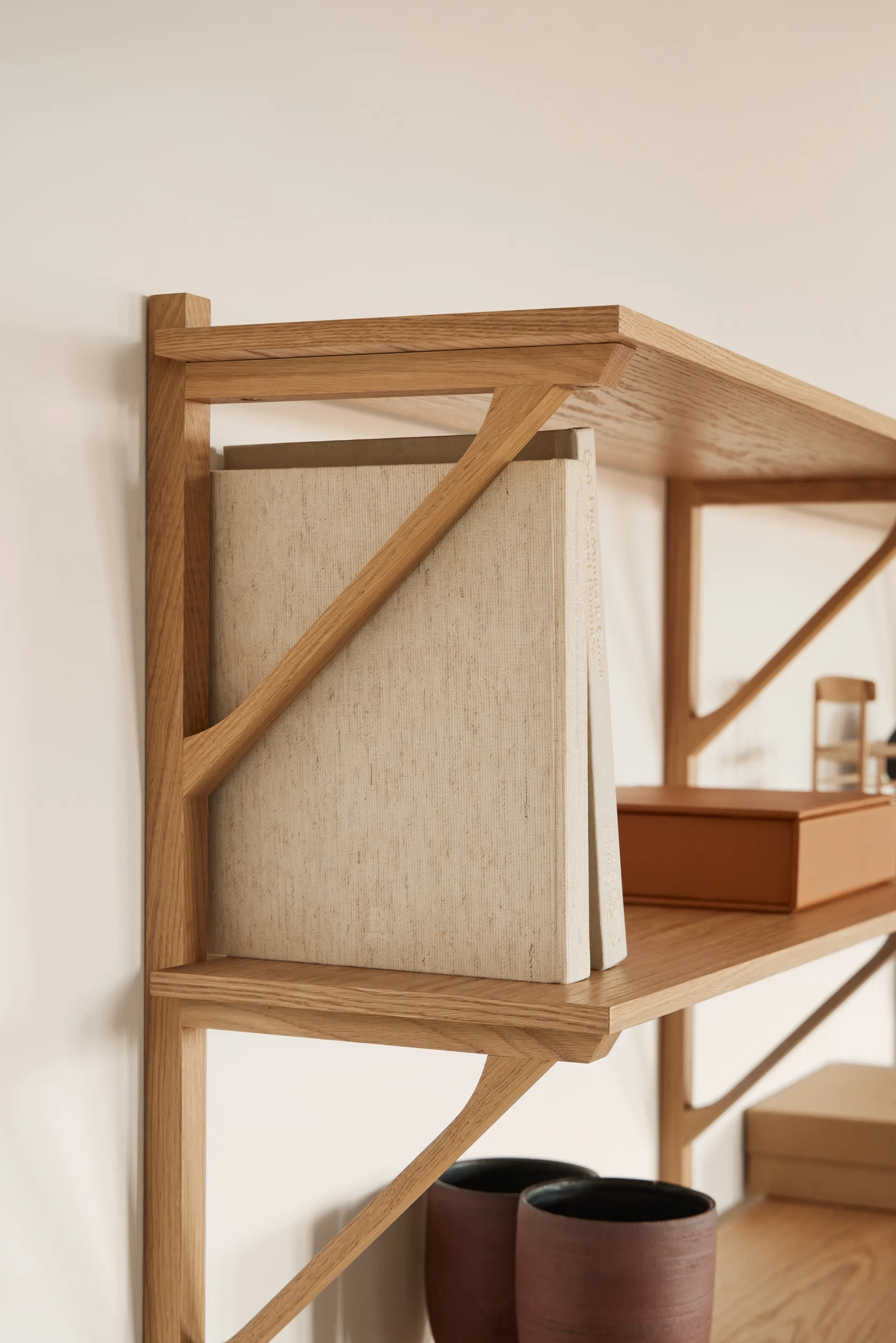 BM29 hylla med skrivbord 149x134 cm, Oak lacquer Fredericia Furniture