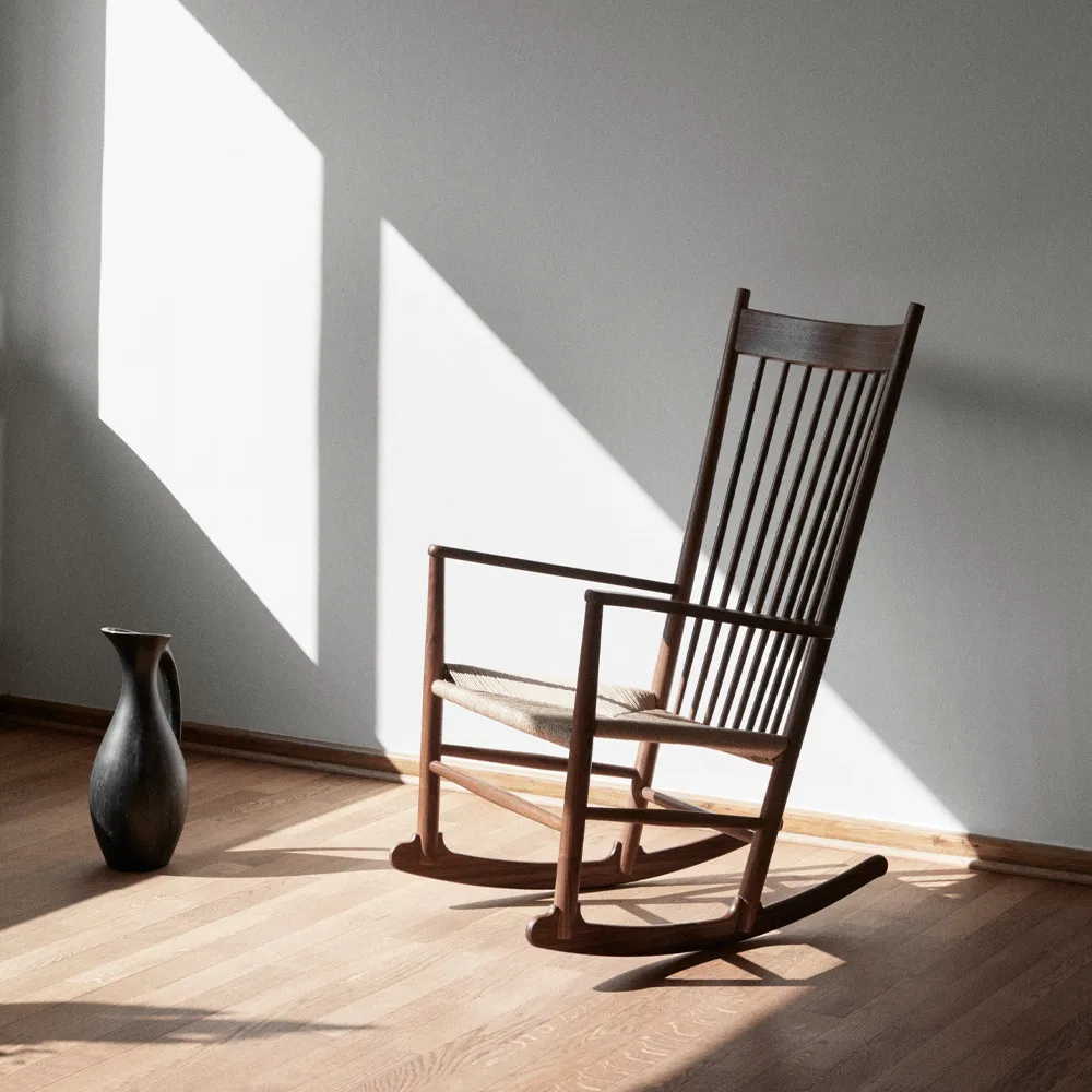 J16 gungstol, Natur-svartlackad ek Fredericia Furniture