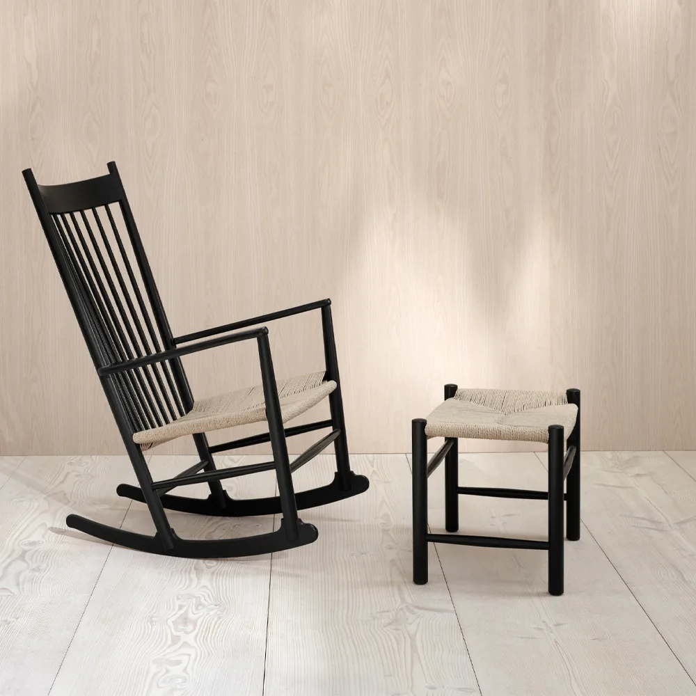 J16 pall, Natur-svartlackad ek Fredericia Furniture