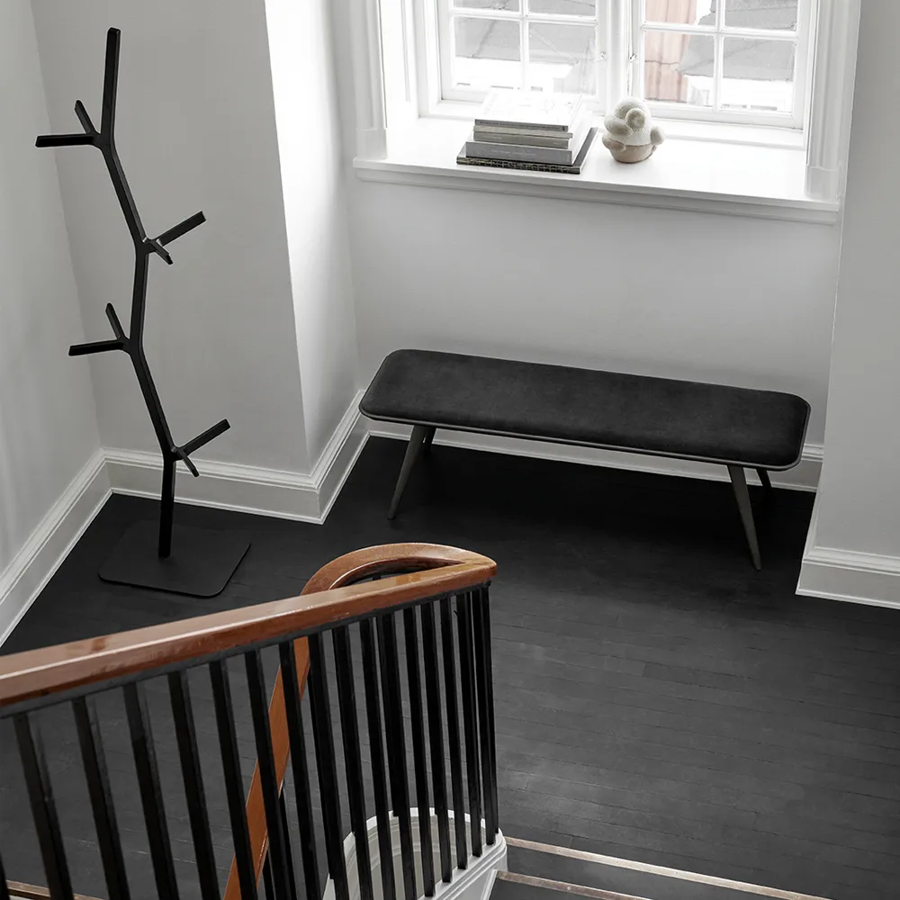 Nara klädhängare, Svartbetsad ask-svartlackat stål Fredericia Furniture