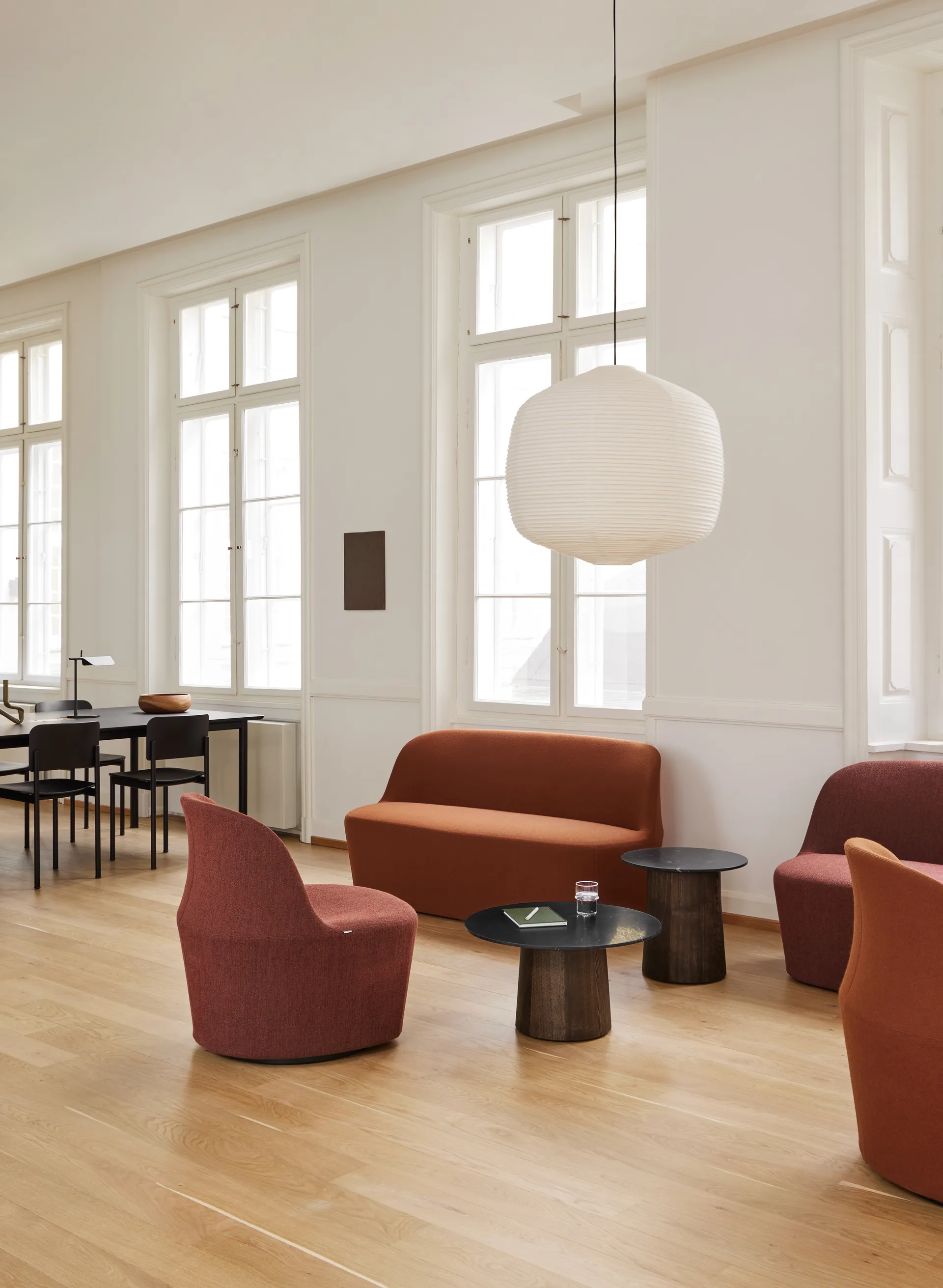 Niveau soffbord Ø61cm, Black Marquina-ash brown stained Fredericia Furniture