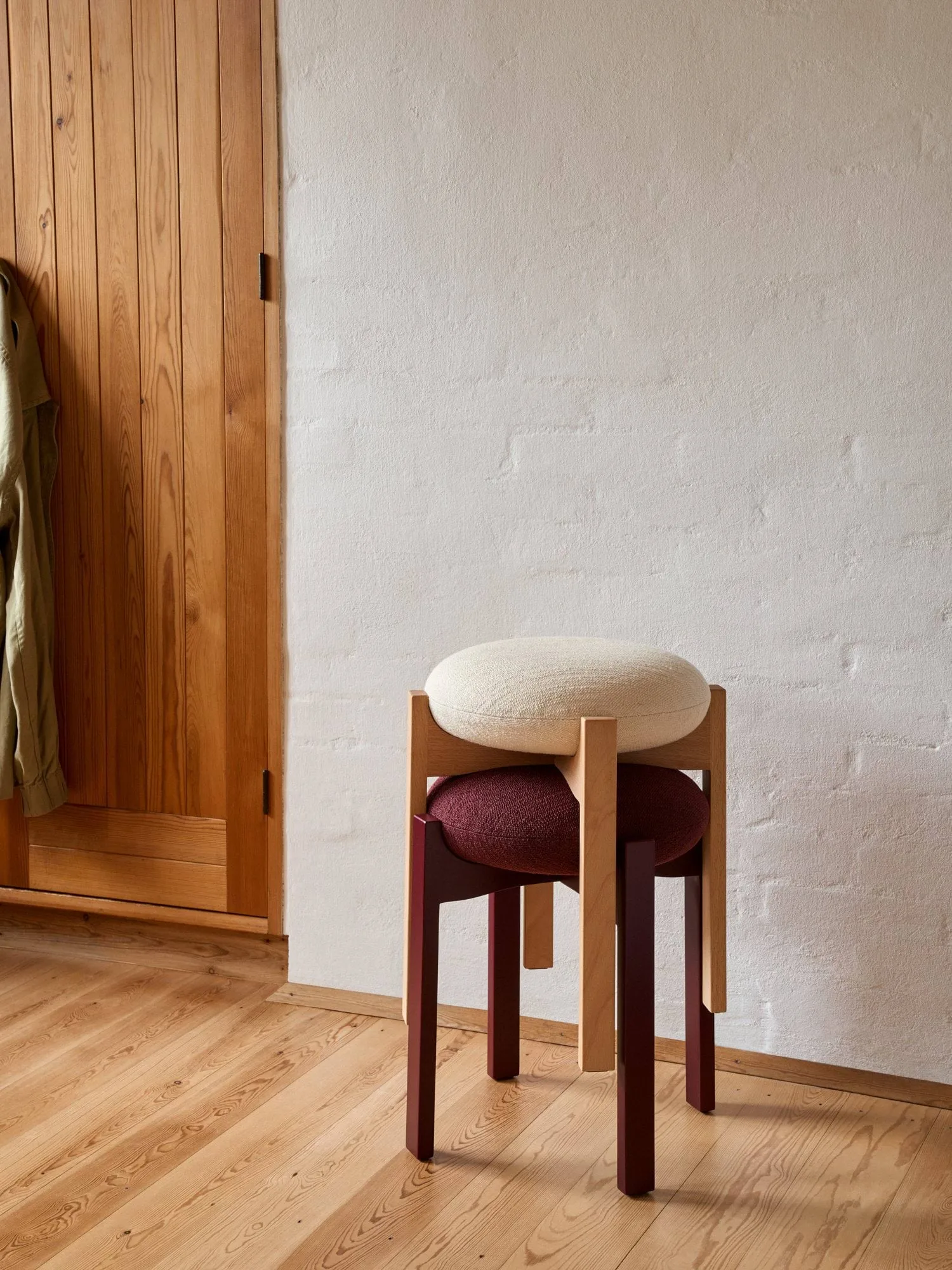 Pioneer rund pall låg, Odino NE22 off white-oljad bok, Ø41x46 cm Fredericia Furniture
