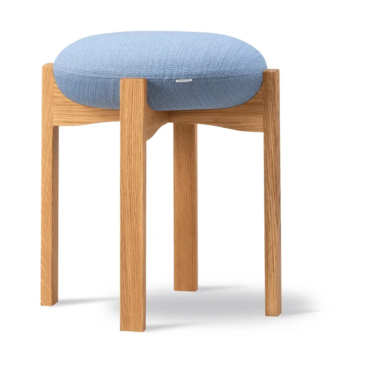 Pioneer rund pall låg - Odino PV82 light blue-lackerad ek, Ø41x46 cm - Fredericia Furniture