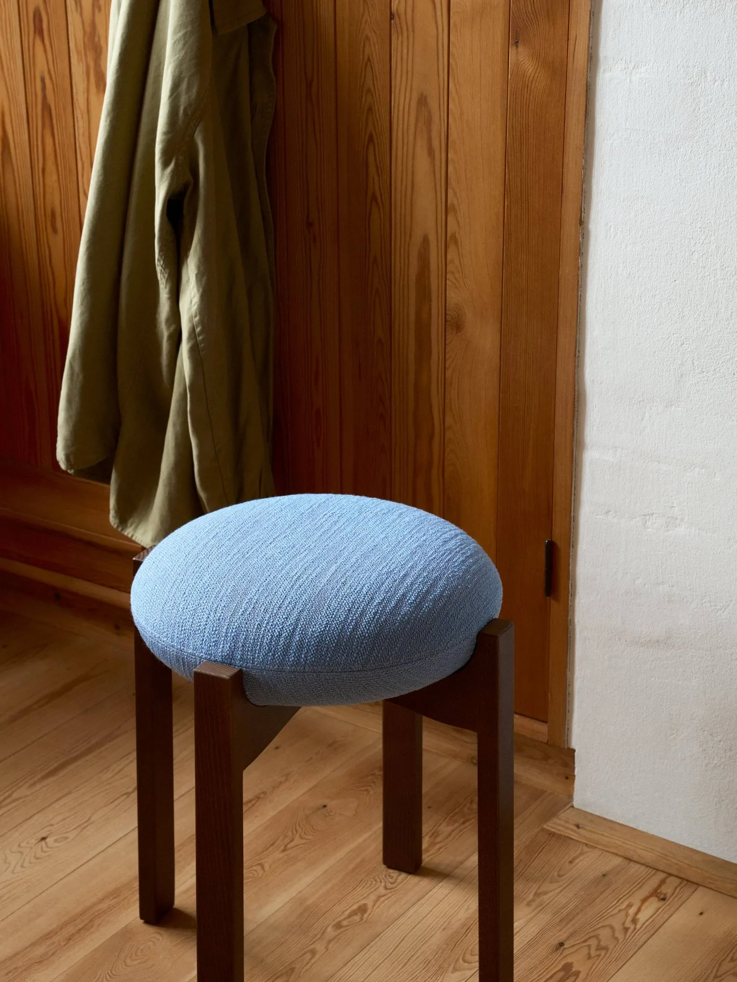 Pioneer rund pall låg, Odino PV82 light blue-lackerad ek, Ø41x46 cm Fredericia Furniture