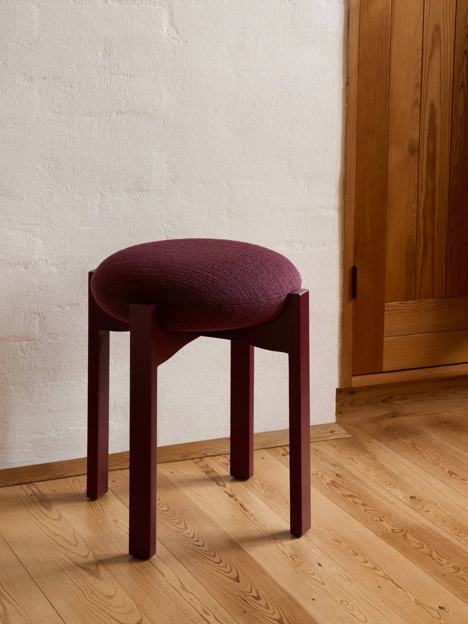 Pioneer rund pall låg, Odino RC43 bordeaux-bordeaux bok, Ø41x46 cm Fredericia Furniture