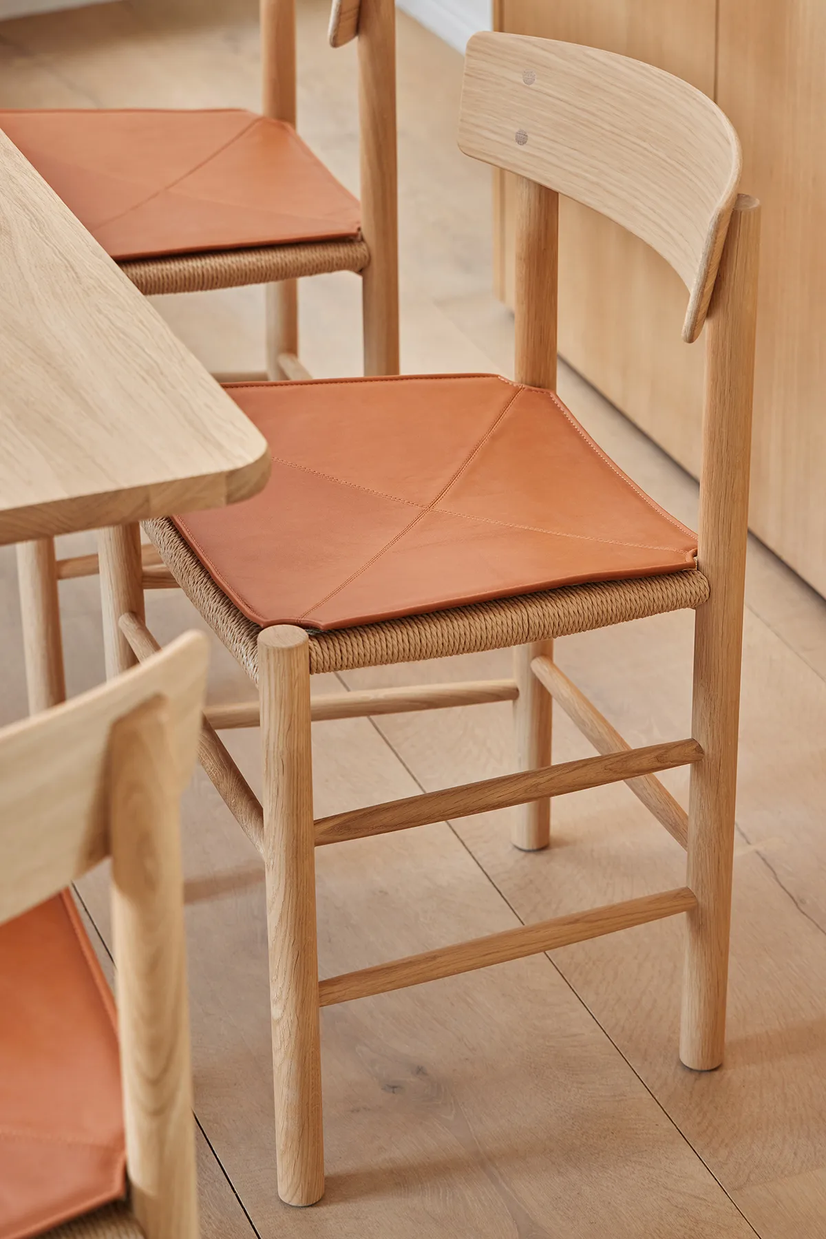 Sittdyna i läder till J39 stol, Leather Elegance walnut Fredericia Furniture