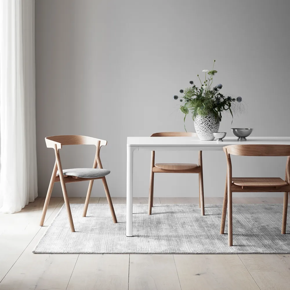 Yksi 3340 stol, Lackad ek Fredericia Furniture