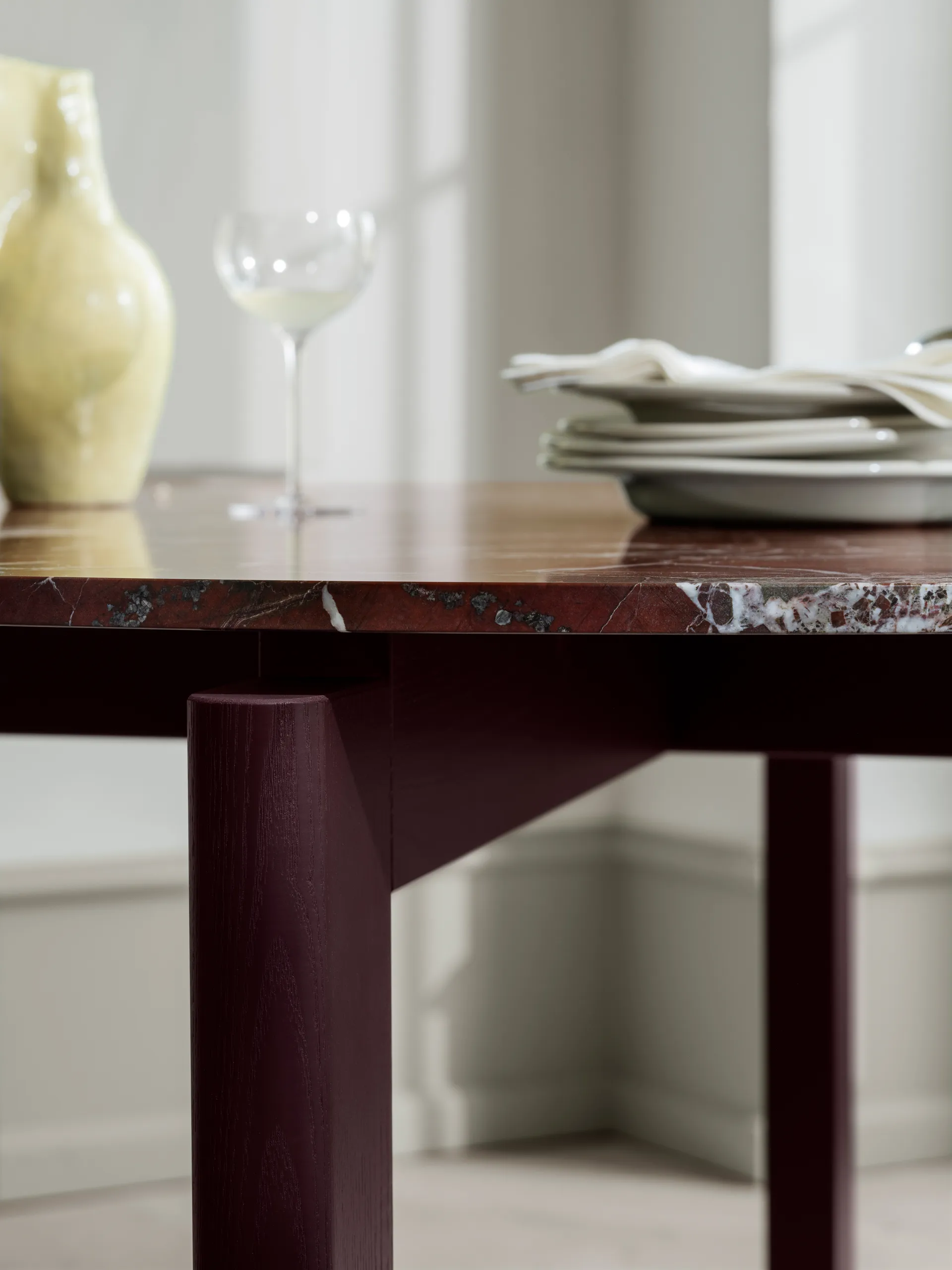 After matbord Ø120 cm, Polerad marmor-burgundy Fritz Hansen