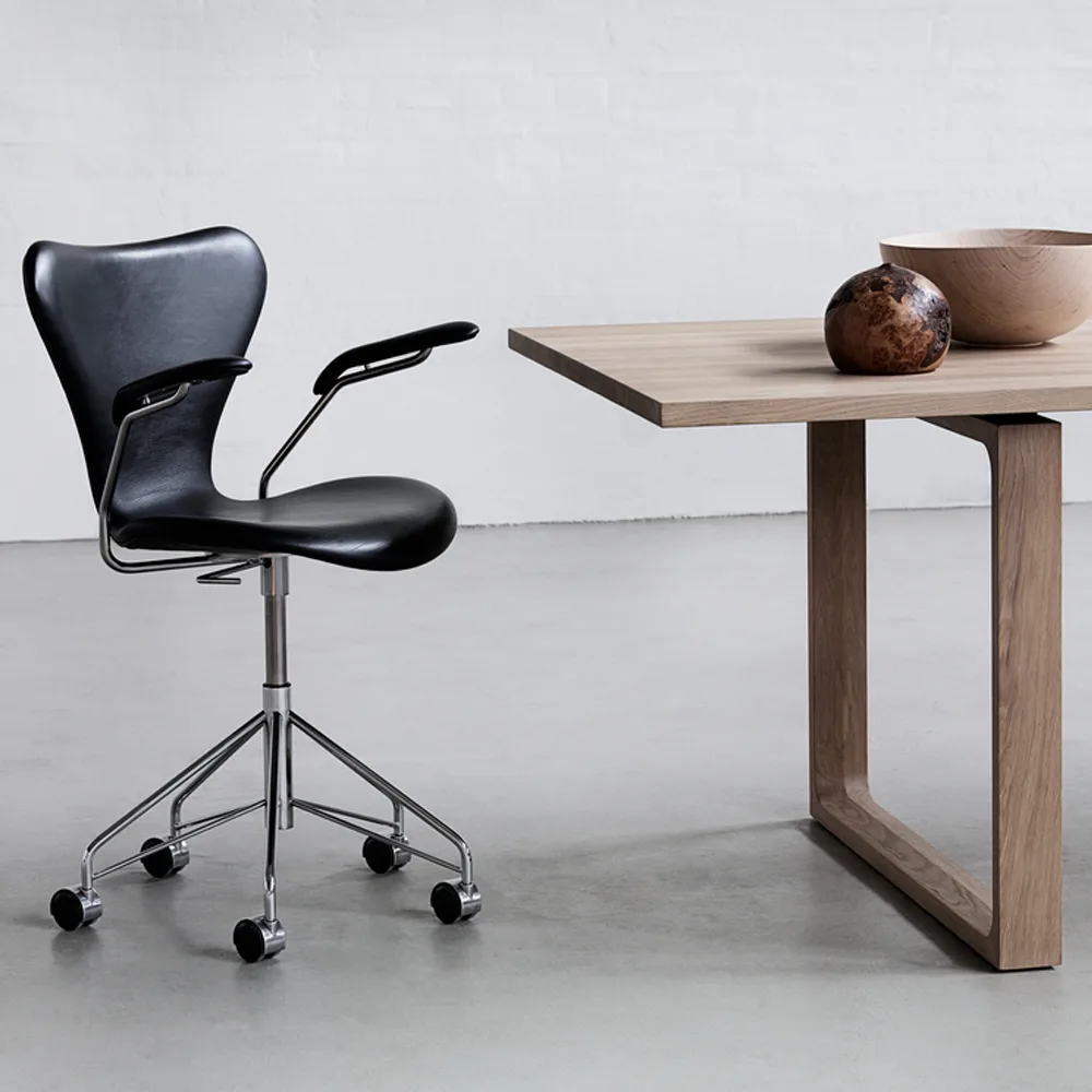 Essay CM42 matbord, Oljad ek Fritz Hansen