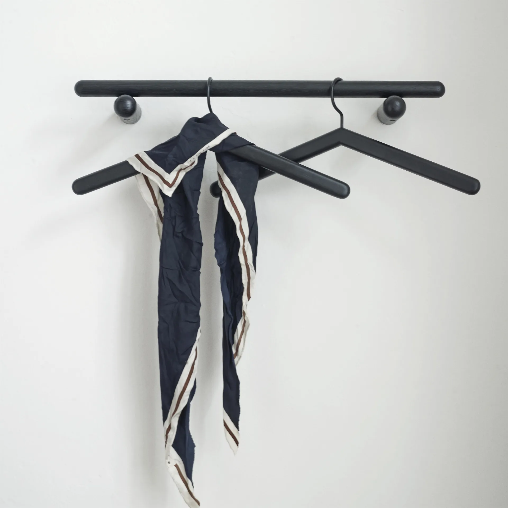 Georg hängare 60 cm, Svartlackerad ek Fritz Hansen