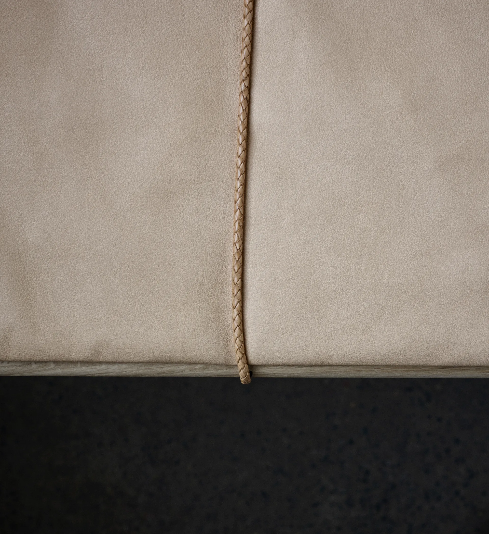 Georg läderdyna med rem till pall/barstol, Beige-brun Fritz Hansen