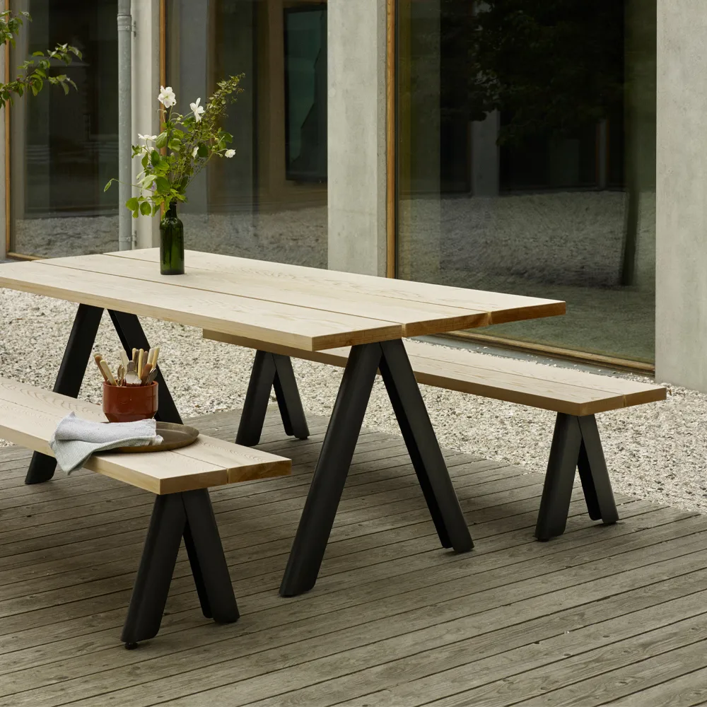 Overlap bänk, cederträ, hunter green stativ Fritz Hansen
