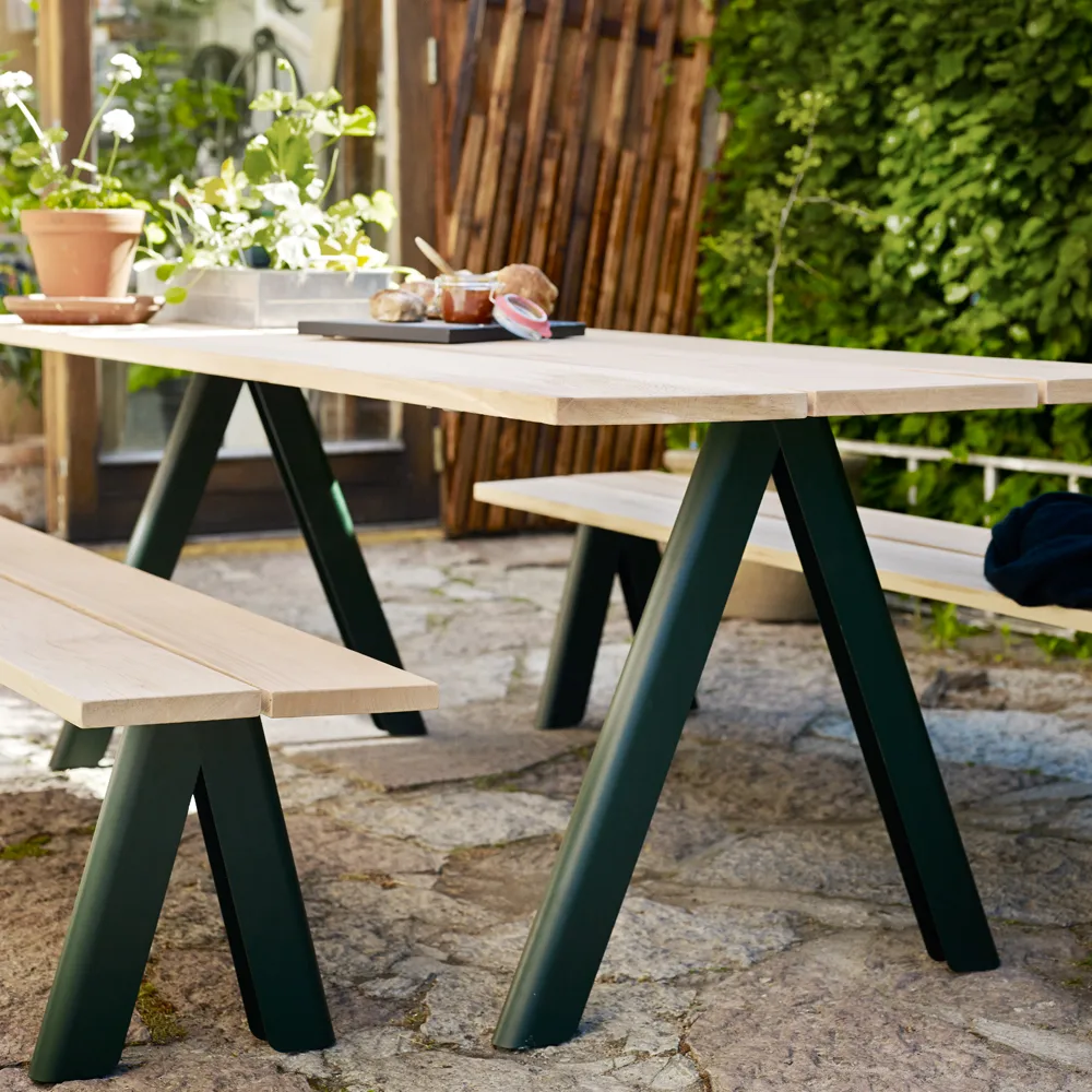 Overlap bänk, cederträ, hunter green stativ Fritz Hansen