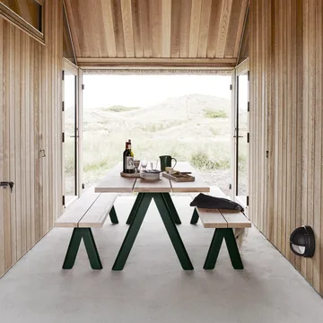 Overlap matbord - cederträ, hunter green stativ - Fritz Hansen