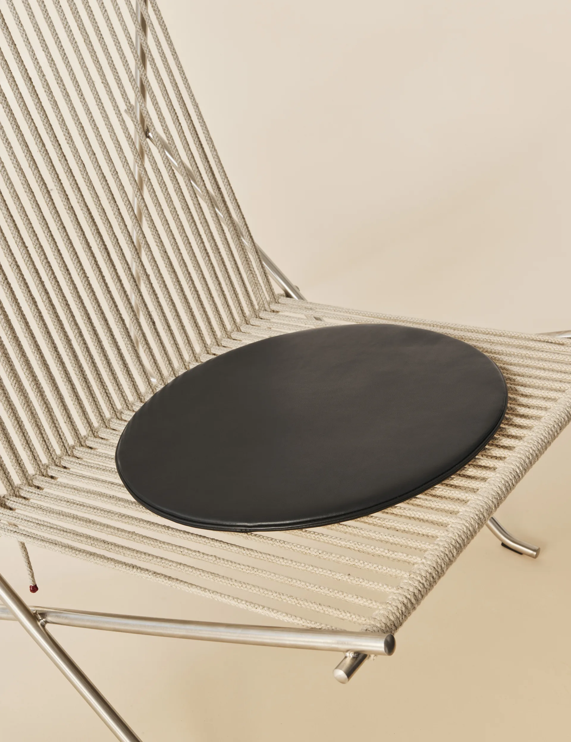 PK4 loungestol med läderdyna, Rostfritt stål-natur-svart Fritz Hansen