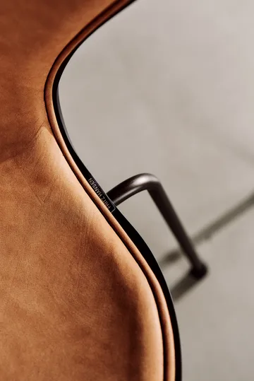 Sjuan 3107 framsidesklädd Stol Special Edition - Dunes Cognac-brown - Fritz Hansen