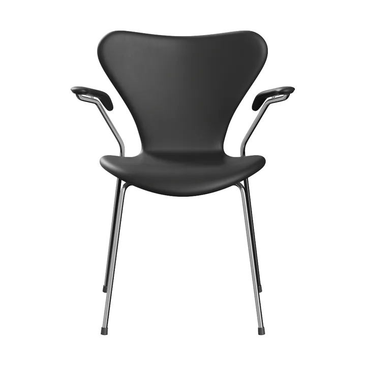 Sjuan 3207 helklädd karmstol - Essential black leather-chrome - Fritz Hansen