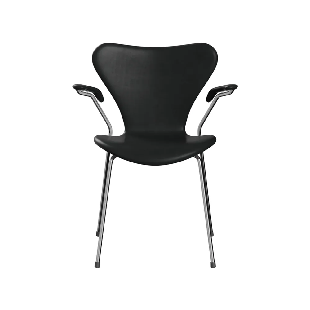 Sjuan 3207 helklädd karmstol, Leather grace black Fritz Hansen