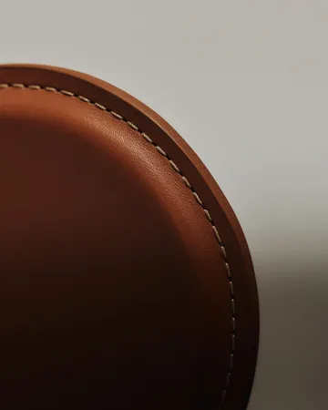 Sjuan Tailored stol - Harness Leather Saddle Brown-chrome - Fritz Hansen