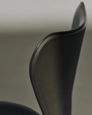 Sjuan Tailored stol - Harness Leather Slate Grey-chrome - Fritz Hansen