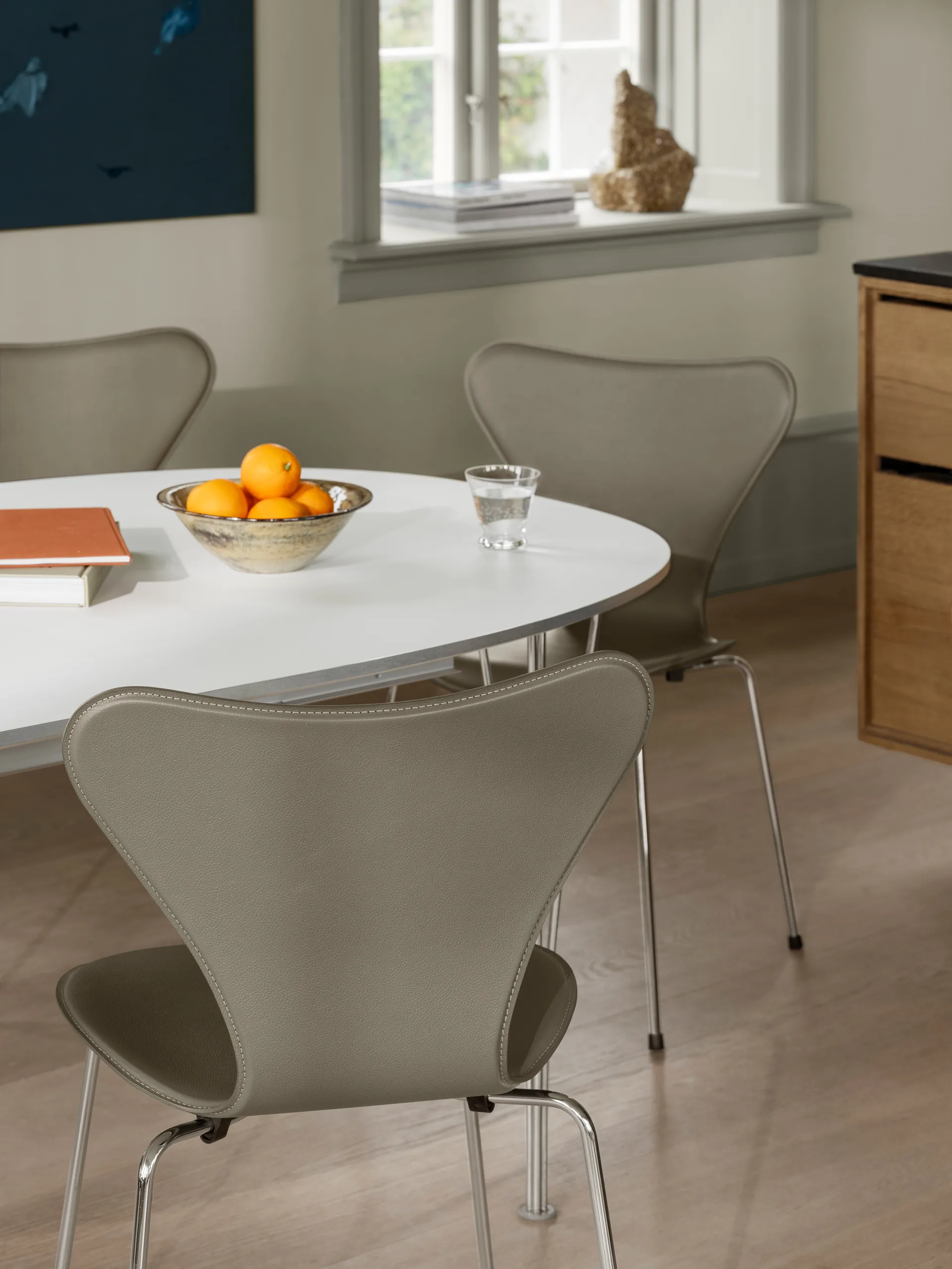 Sjuan Tailored stol, Harness Leather Slate Grey-chrome Fritz Hansen