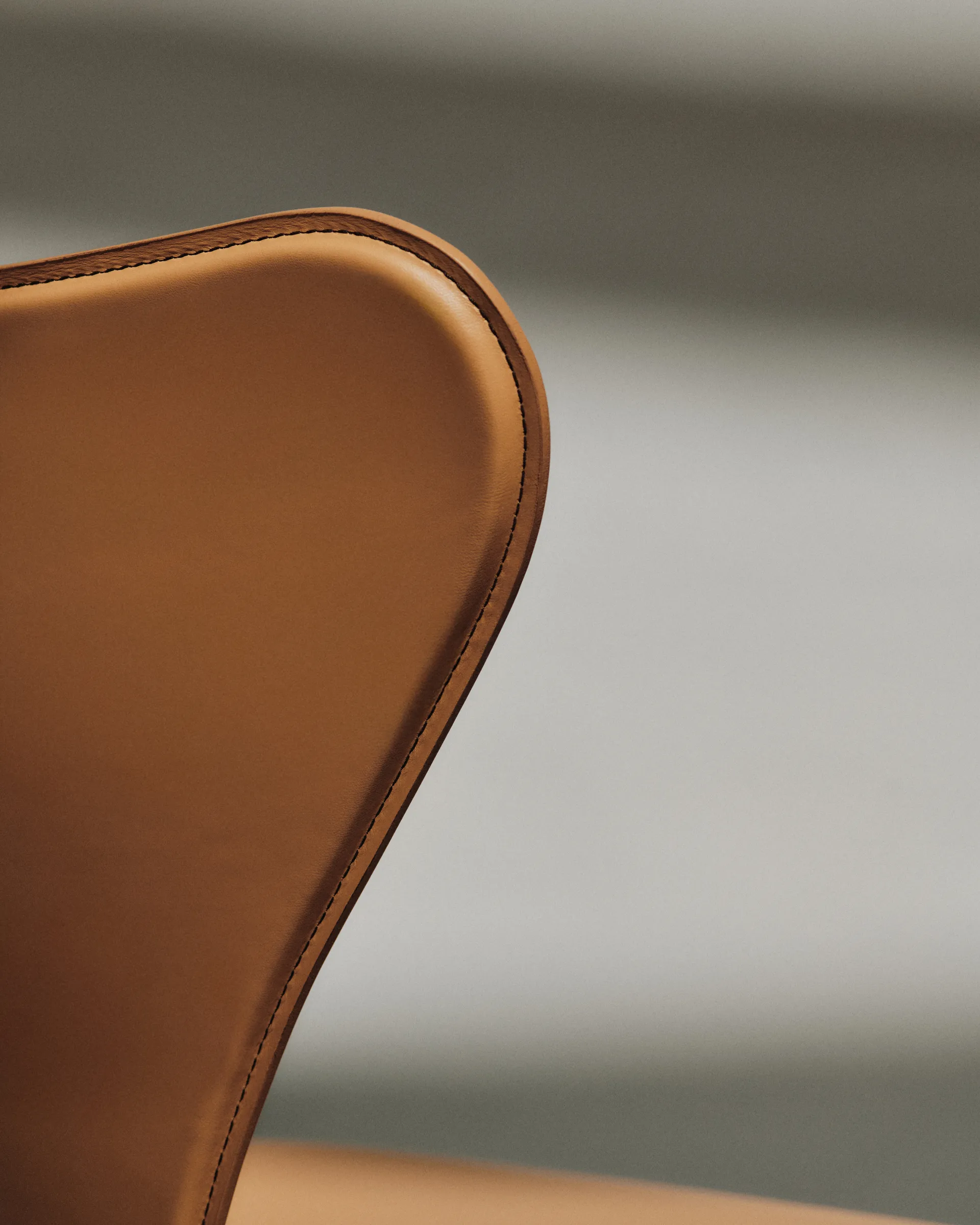Sjuan Tailored stol, Harness Leather Warm Ecru-chrome Fritz Hansen