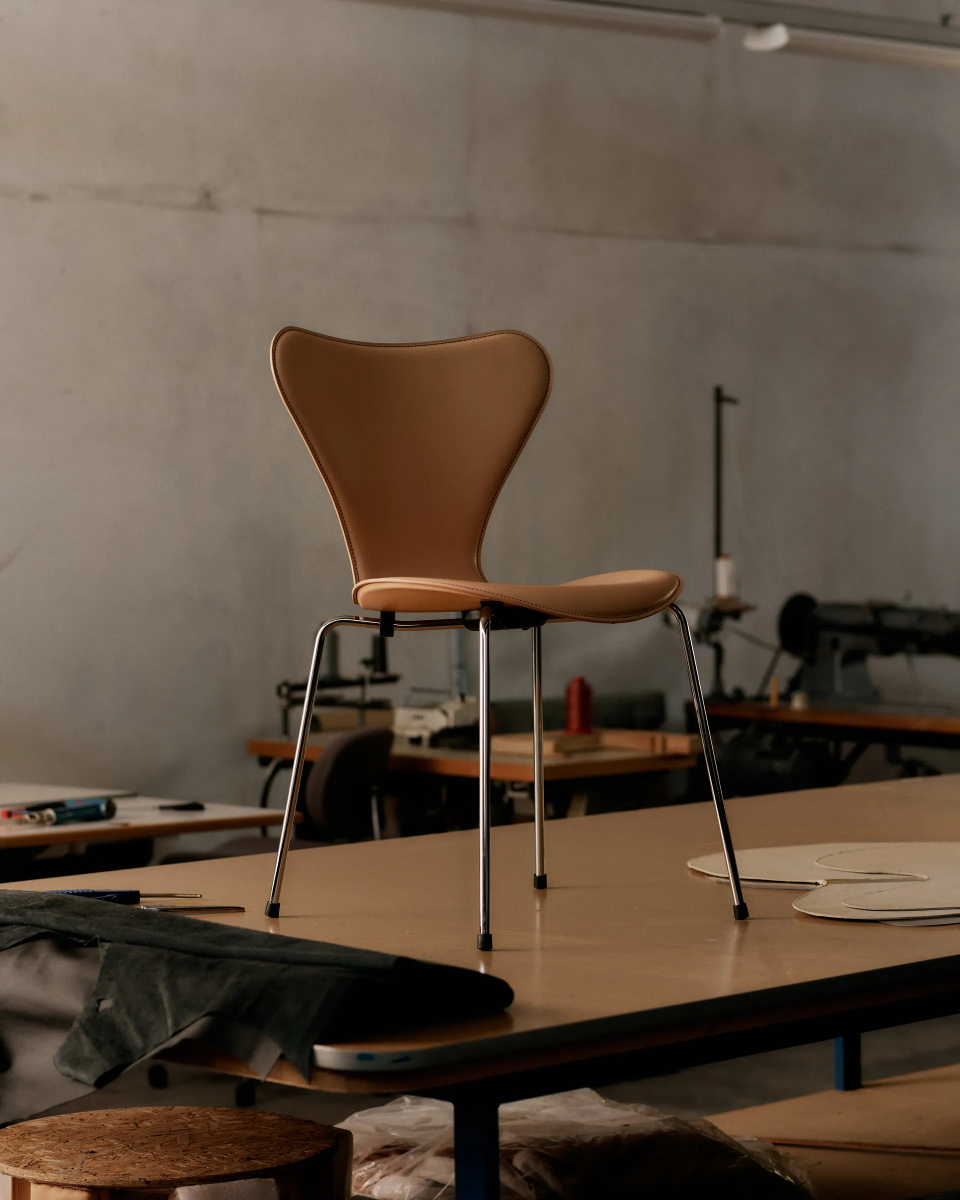 Sjuan Tailored stol, Harness Leather Warm Ecru-chrome Fritz Hansen