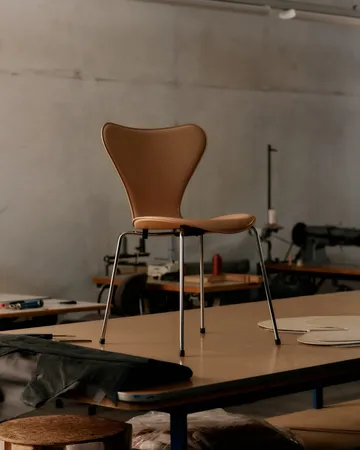 Sjuan Tailored stol - Harness Leather Warm Ecru-chrome - Fritz Hansen