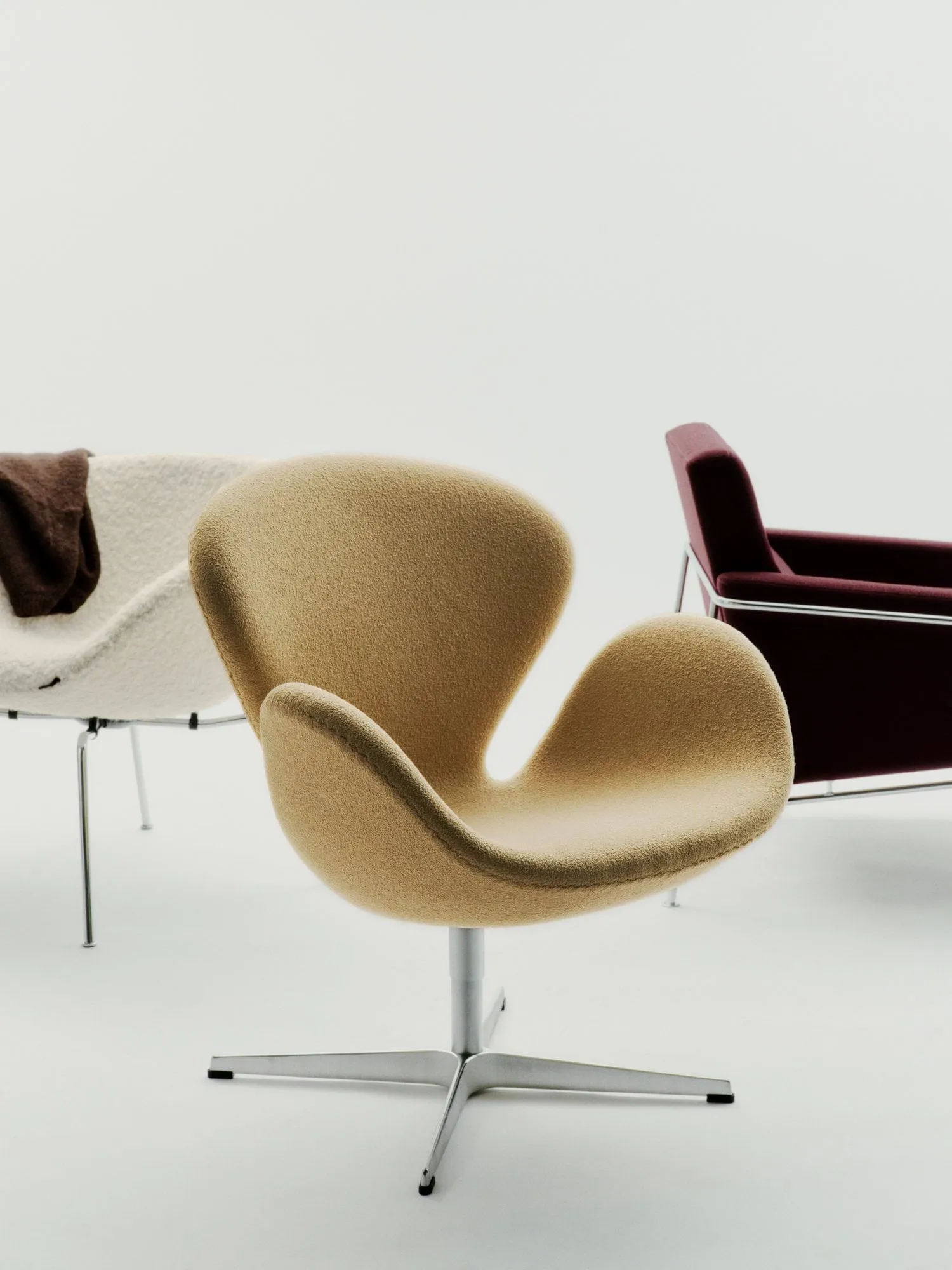 Svanen 3320 fåtölj, Acca Camel (gul)-borstad aluminium Fritz Hansen