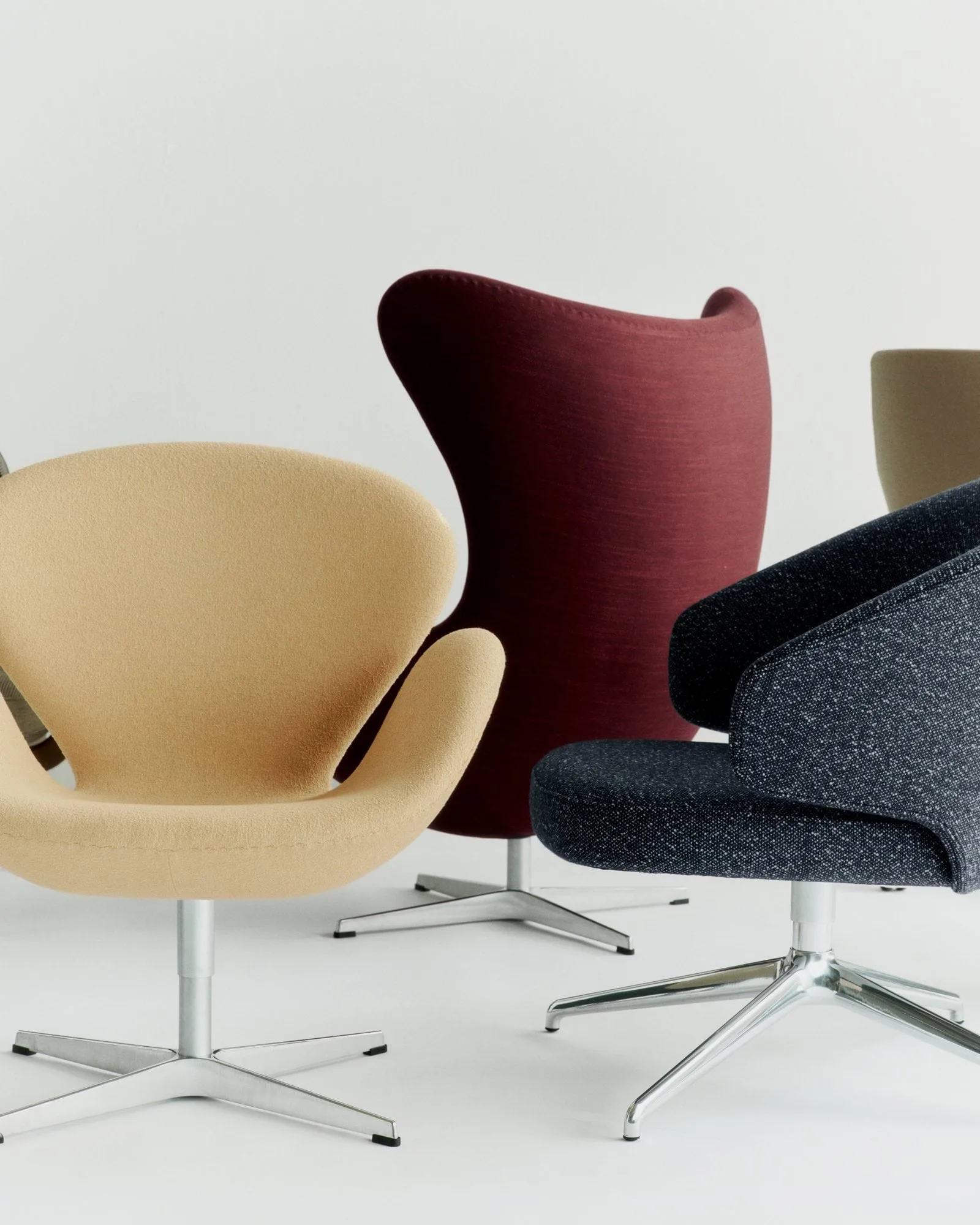 Svanen 3320 fåtölj, Acca Camel (gul)-borstad aluminium Fritz Hansen