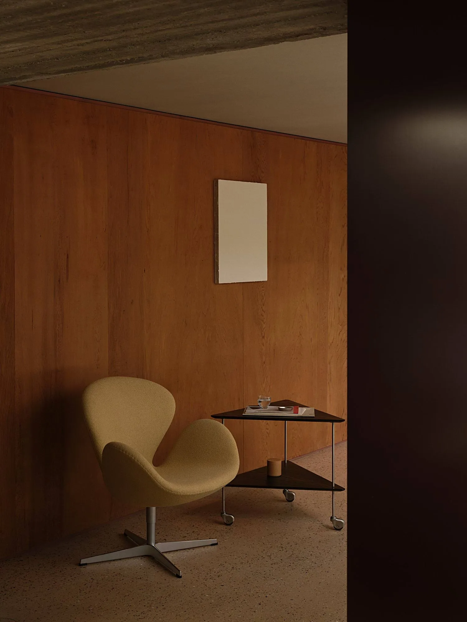 Svanen 3320 fåtölj, Acca Camel (gul)-borstad aluminium Fritz Hansen
