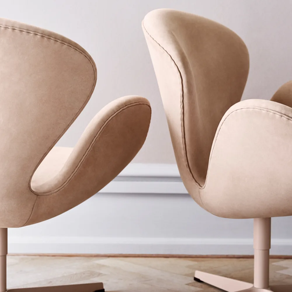 Svanen 3320 fåtölj, läder aura cognac, satinborstat rostfritt stålstativ Fritz Hansen