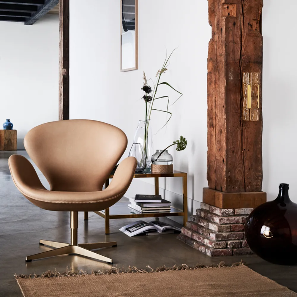 Svanen 3320 fåtölj, läder grace walnut, satinborstat rostfritt stålstativ Fritz Hansen
