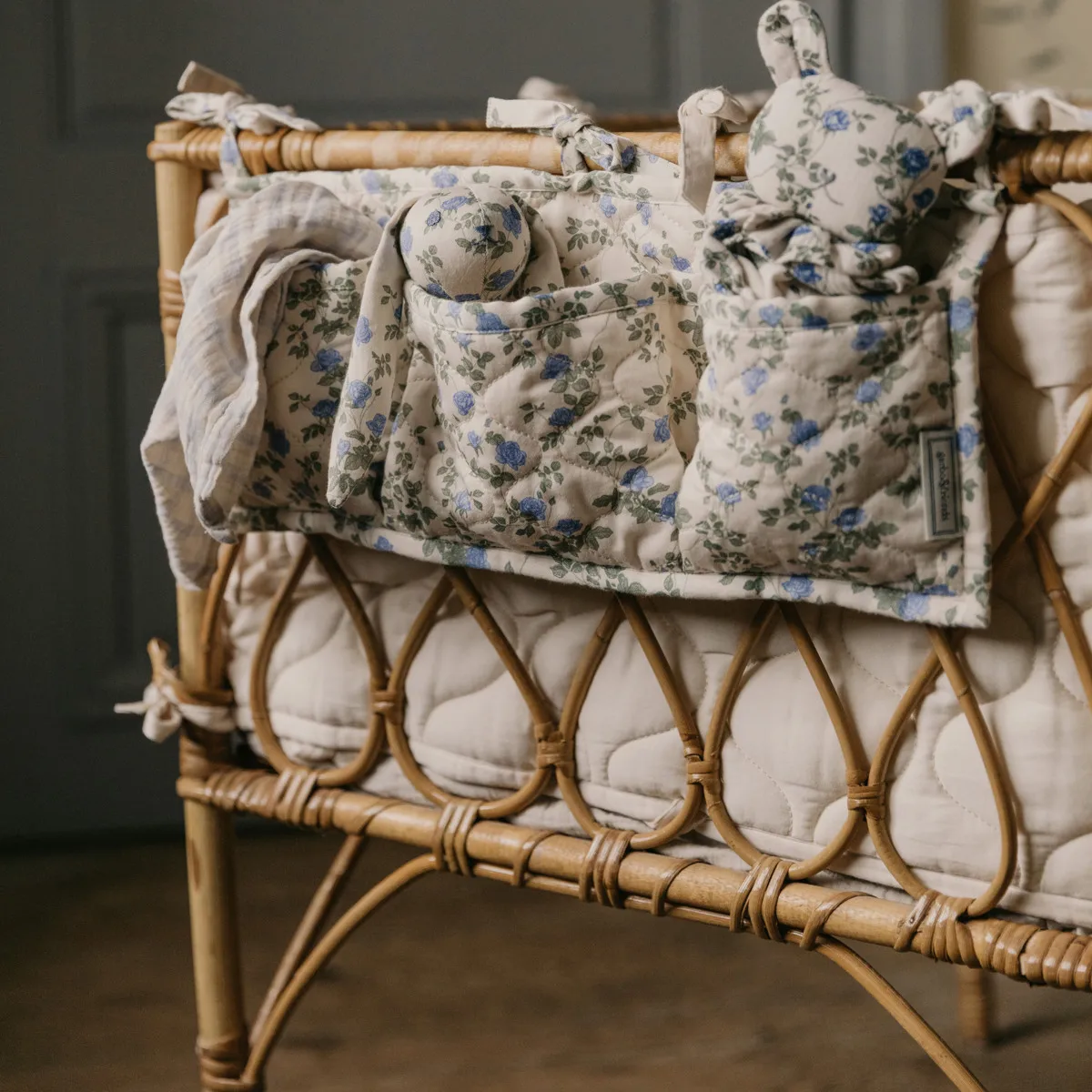 Dainty satin quiltad sängficka, 18x43 cm Garbo&Friends
