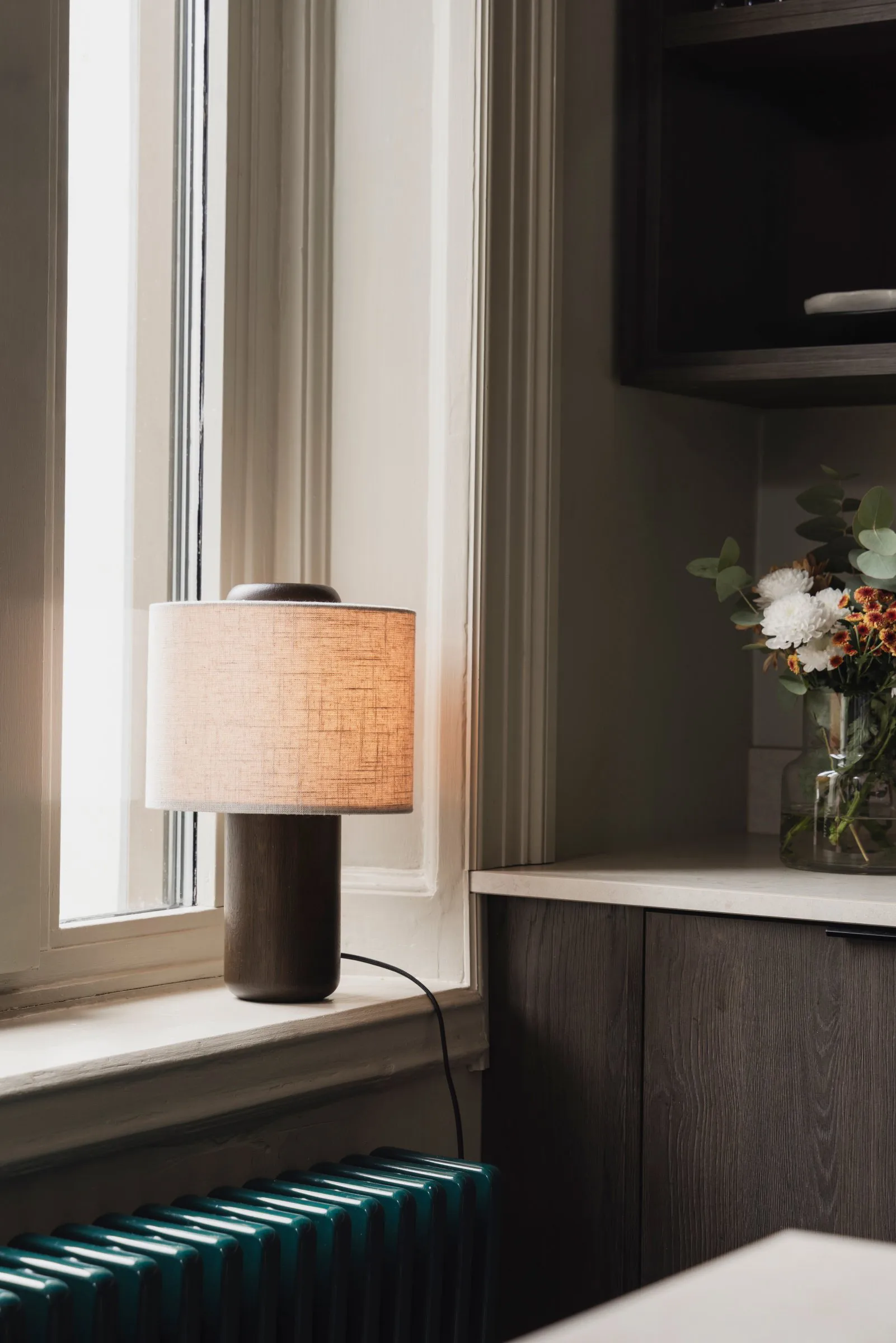 Bosco bordslampa, Brunbetsad ek Globen Lighting