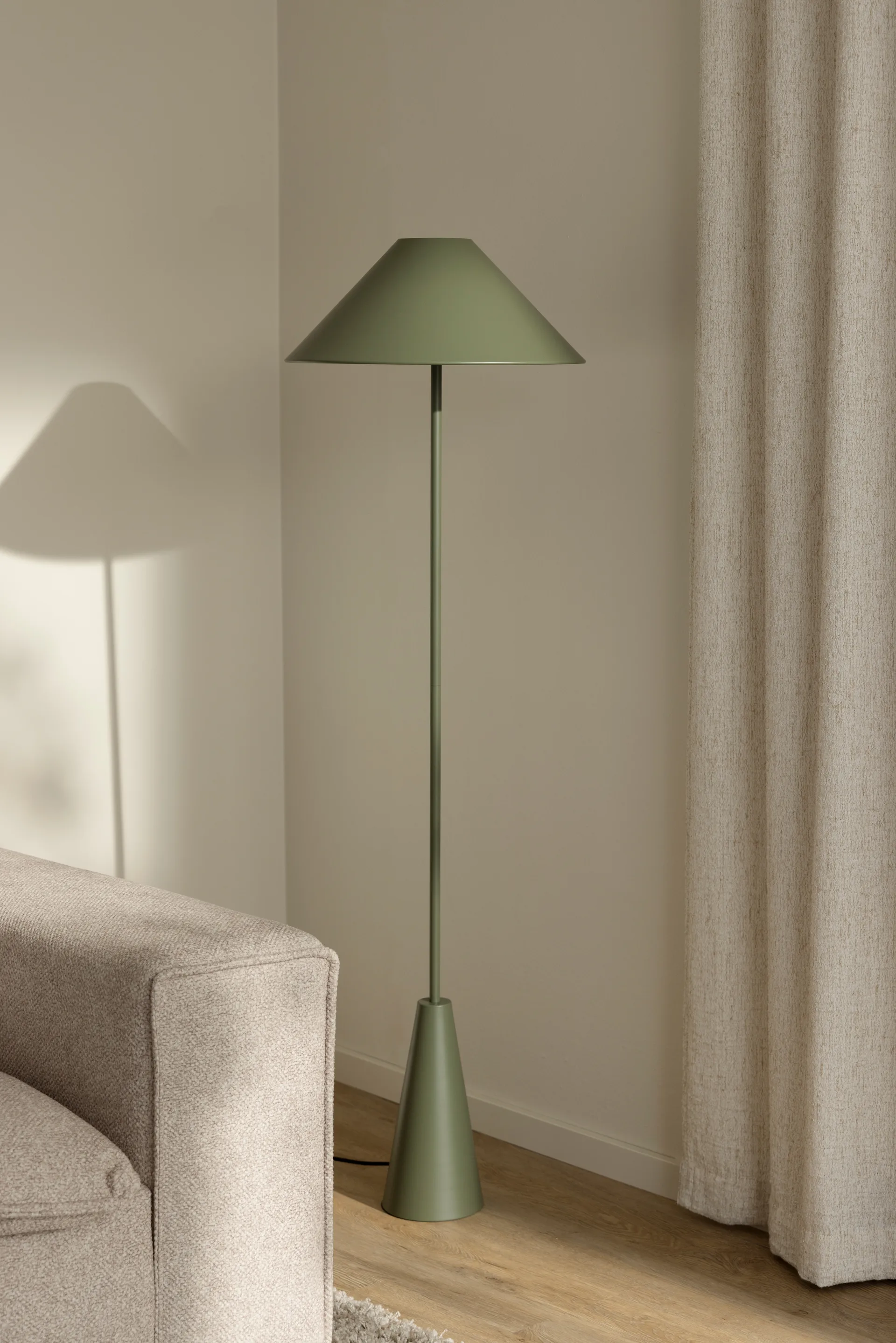 Cannes golvlampa 140 cm, Mossgrön Globen Lighting