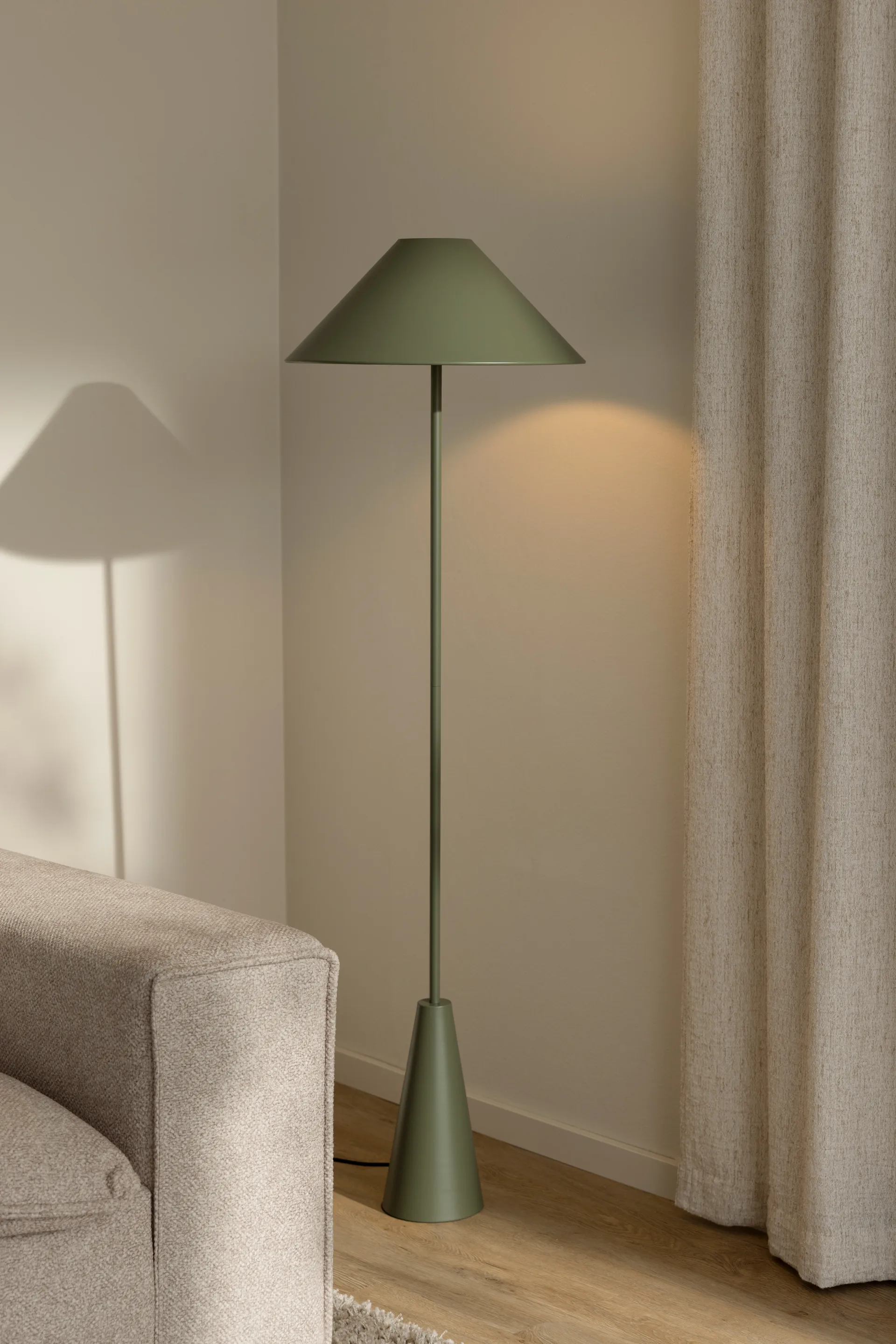 Cannes golvlampa 140 cm, Mossgrön Globen Lighting